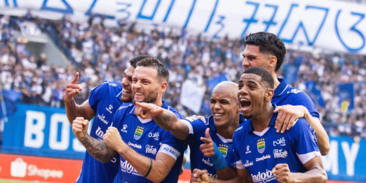 Sejumlah pesepak bola Persib Bandung berselebrasi usai mencetak gol melawan Semen Padang saat pertandingan BRI Super League 2025