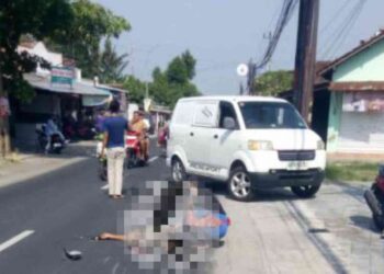 Seorang pejalan kaki lansia mengalami luka berat dan harus dilarikan ke RS Permata Husada