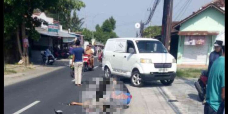 Seorang pejalan kaki lansia mengalami luka berat dan harus dilarikan ke RS Permata Husada