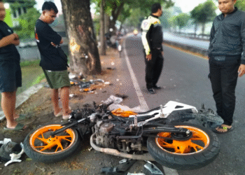 Sepeda motor Honda CBR ringsek usai kecelakaan tunggal di Jalan Ring Road Ahmad Yani, utara Stikes Surya Global, Banguntapan, Bantul, Minggu (7/9/2025).
