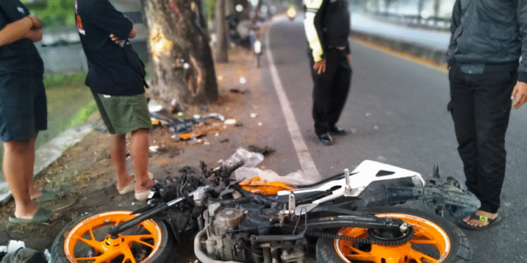 Sepeda motor Honda CBR ringsek usai kecelakaan tunggal di Jalan Ring Road Ahmad Yani, utara Stikes Surya Global, Banguntapan, Bantul, Minggu (7/9/2025).