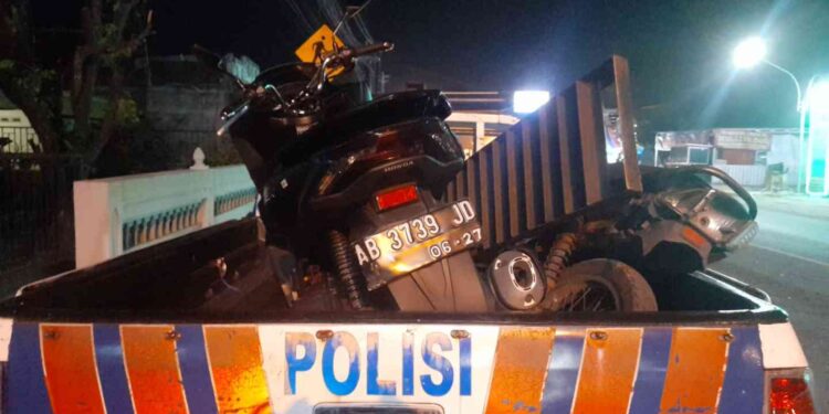 Sepeda motor Honda PCX AB 3739 JD dan Honda Supra B 6725 BFI yang terlibat kecelakaan di Jalan Bantul dievakuasi menggunakan mobil patroli polisi