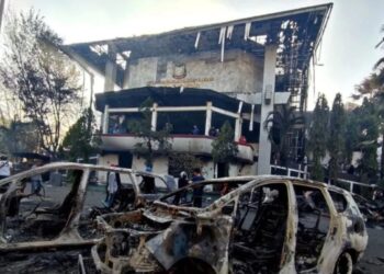 Suasana Kantor DPRD Kota Makasar usai diibakar massa saat demostrasi yang berujung kerusuhan, di Jalan Andi Pangeran Pettarani, Makassar