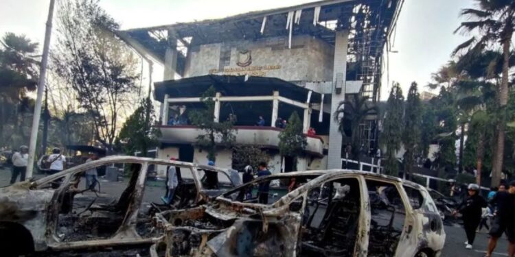 Suasana Kantor DPRD Kota Makasar usai diibakar massa saat demostrasi yang berujung kerusuhan, di Jalan Andi Pangeran Pettarani, Makassar