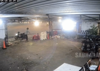 Tangkapan Layar Rekaman CCTV Pelemparan molotof oleh orang tak di kenal di pos Polisi Pingit Kota Jogja