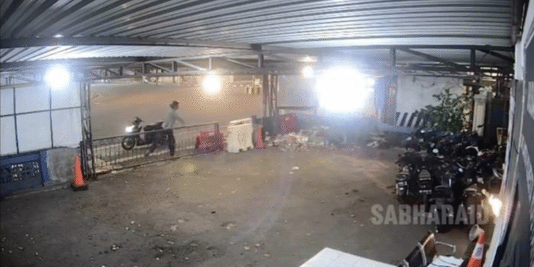 Tangkapan Layar Rekaman CCTV Pelemparan molotof oleh orang tak di kenal di pos Polisi Pingit Kota Jogja