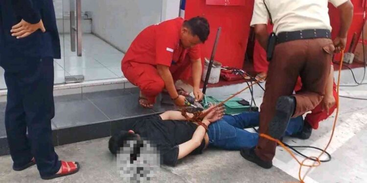 Terduga Pelaku pembobolan ATM di area SPBU Bugisan, Wirobrajan, Yogyakarta diamankan warga