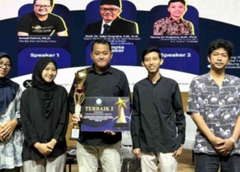 Tim Perpustakaan Universitas Muhammadiyah Yogyakarta (UMY) berpose bersama piala usai meraih Juara 1 Academic Library Innovation Awards (ALIA) 2025 tingkat DIY, berkat inovasi MyResearchMap berbasis AI.