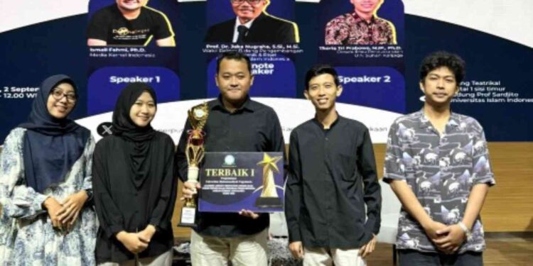 Tim Perpustakaan Universitas Muhammadiyah Yogyakarta (UMY) berpose bersama piala usai meraih Juara 1 Academic Library Innovation Awards (ALIA) 2025 tingkat DIY, berkat inovasi MyResearchMap berbasis AI.