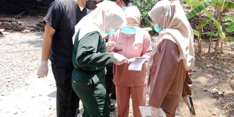 Tim medis dari Puskesmas Pajangan melakukan pemeriksaan dan pencatatan hasil identifikasi terkait penemuan mayat seorang perempuan di Dusun Dadapbong, Sendangsari, Pajangan, Bantul