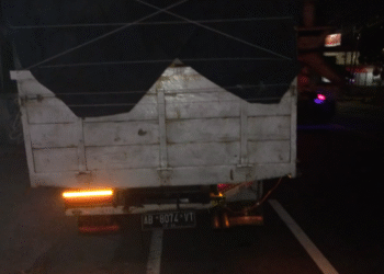 Truk Parkir di Bahu Jalan