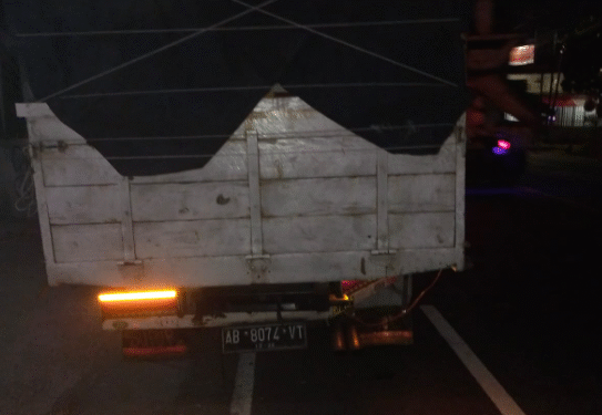 Truk Parkir di Bahu Jalan