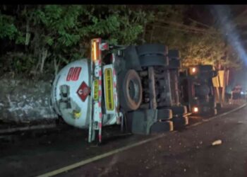 Truk tangki gas terguling di Jalan Jogja-Wonosari, Padukuhan Karangsari, Patuk, Gunungkidul