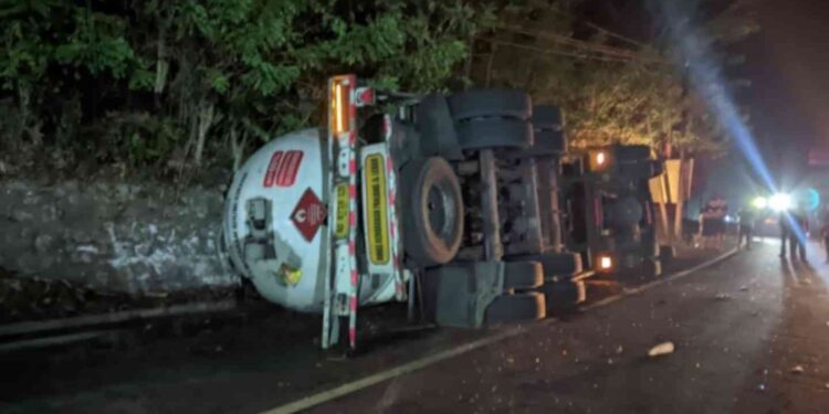 Truk tangki gas terguling di Jalan Jogja-Wonosari, Padukuhan Karangsari, Patuk, Gunungkidul