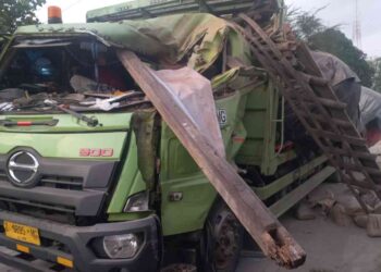 Truk tronton bernomor polisi Z-9895-MG oleng dan menabrak rumah warga di Jalan Srandakan, Gunturan, Triharjo, Pandak, Bantul, Rabu (24/9/2025) pagi. Kecelakaan diduga terjadi karena sopir mengantuk.