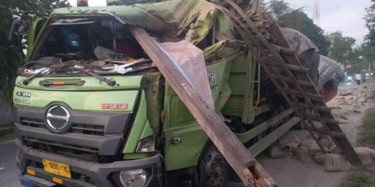 Truk tronton bernomor polisi Z-9895-MG oleng dan menabrak rumah warga di Jalan Srandakan, Gunturan, Triharjo, Pandak, Bantul, Rabu (24/9/2025) pagi. Kecelakaan diduga terjadi karena sopir mengantuk.