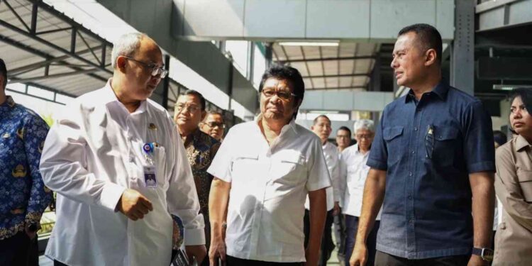 Wakil Ketua Komisi V DPR RI Ridwan Bae (tengah) memimpin Komisi V DPR RI melakukan kunjungan kerja spesifik ke Terminal Tipe A Pondok Cabe, Tangerang Selatan, Banten. (Dok. Humas Kemenhub)