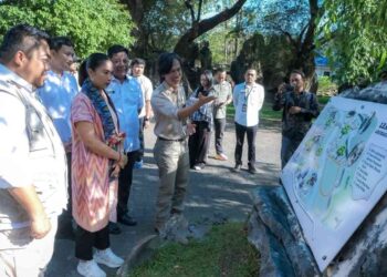 Wakil Menteri Pariwisata Ni Luh Puspa saat meninjau Leang-Leang Archaeological Park di Maros, Sulawesi Selatan, Rabu (24/9/2025)