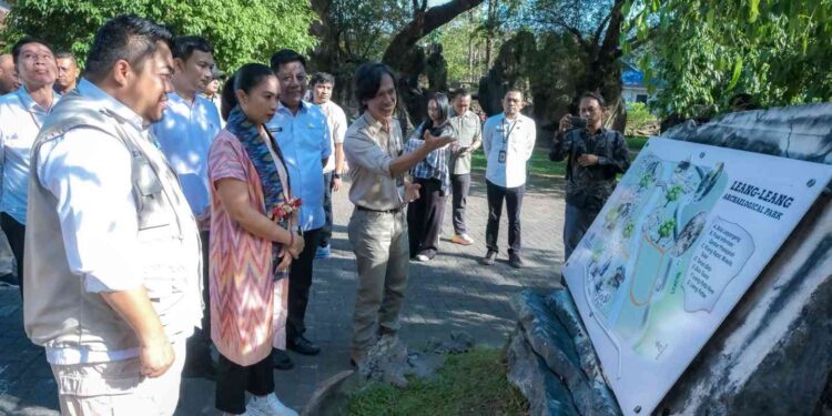 Wakil Menteri Pariwisata Ni Luh Puspa saat meninjau Leang-Leang Archaeological Park di Maros, Sulawesi Selatan, Rabu (24/9/2025)