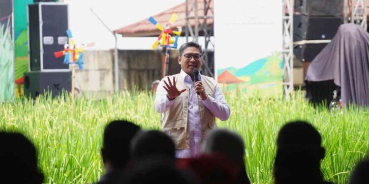 Wakil Menteri Pertanian (Wamentan) Sudaryono memberi sambutan dalam Jambore Nasional ke-1 Jamaah Tani Muhammadiyah, di Kabupaten Kebumen