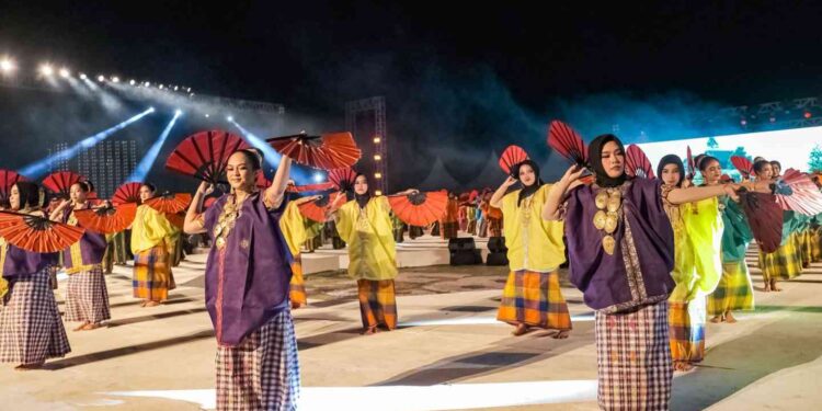 Wamenpar Resmikan F8 Festival Kreatif Unggulan Karisma Event Nusantara di Makassar