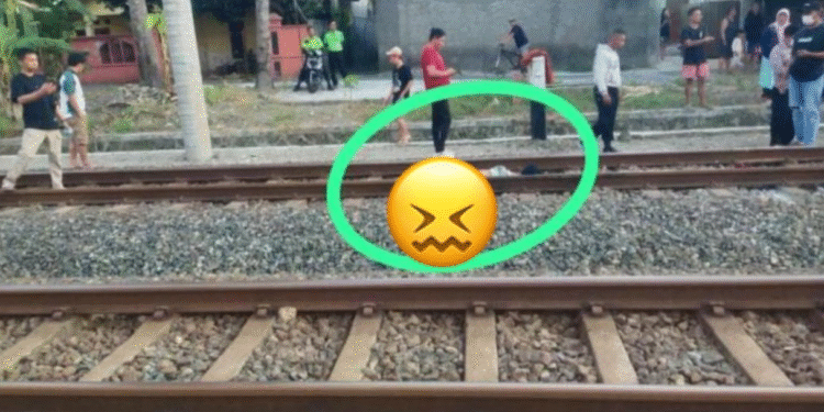 Warga dan petugas terlihat di lokasi kejadian di jalur KM 151+23 Brambanan–Maguwo