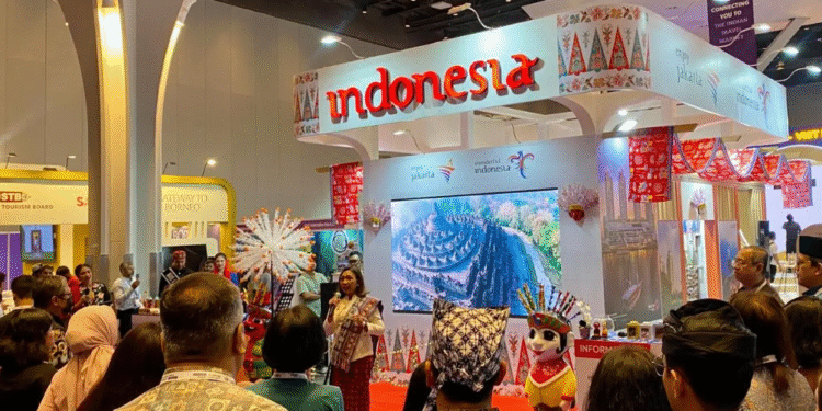 engunjung memadati Paviliun Wonderful Indonesia di ITB India 2025, Mumbai, yang menghadirkan promosi destinasi unggulan serta atraksi budaya khas nusantara