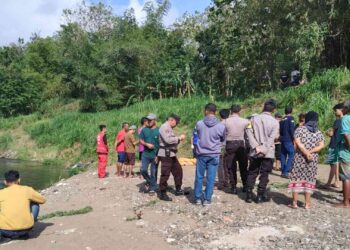 Petugas kepolisian bersama relawan dan warga mengevakuasi jenazah Ronadi (56) yang ditemukan mengambang di Sungai Oya, Dusun Dogongan, Kalurahan Sriharjo, Imogiri, Bantul, Rabu (17/9/2025). Polisi memastikan korban bukan meninggal karena penganiayaan.