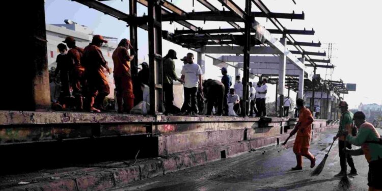 Warga dan Pemprov DKI Gotong Royong Bersihkan Halte Transjakarta Senen Pasca Unjuk Rasa