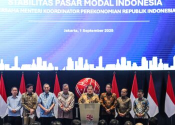 Menteri Koordinator Bidang Perekonomian Airlangga Hartarto (tengah) menyampaikan paparan saat konferensi pers stabilitasi pasar modal Indonesia di Bursa Efek Indonesia (BEI), Jakarta, Senin (1/9/2025). Pemerintah memastikan menjamin stabilitas ekonomi dan mengimbau para pelaku usaha untuk tetap tenang, optimis karena pemerintah memiliki kapasitas serta komitmen penuh untuk menjaga stabilitasi perekonomian nasional. ANTARA FOTO/Asprilla Dwi Adha/wpa.