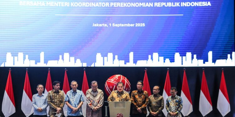 Menteri Koordinator Bidang Perekonomian Airlangga Hartarto (tengah) menyampaikan paparan saat konferensi pers stabilitasi pasar modal Indonesia di Bursa Efek Indonesia (BEI), Jakarta, Senin (1/9/2025). Pemerintah memastikan menjamin stabilitas ekonomi dan mengimbau para pelaku usaha untuk tetap tenang, optimis karena pemerintah memiliki kapasitas serta komitmen penuh untuk menjaga stabilitasi perekonomian nasional. ANTARA FOTO/Asprilla Dwi Adha/wpa.