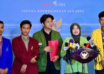 Para perwakilan mahasiswa dari berbagai organisasi memberikan keterangannya kepada awak media di Istana Kepresidenan Jakarta, pada Kamis (4/9/2025). Foto: BPMI Setpres/Rusman
