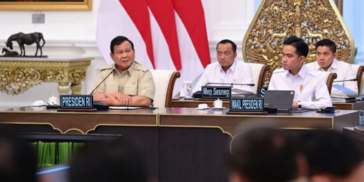 Presiden Prabowo Subianto memimpin rapat terbatas (ratas) dengan sejumlah Menteri Kabinet Merah Putih di Istana Merdeka, Jakarta, Kamis (4/9/2025). Foto: BPMI Setpres/Muchlis Jr