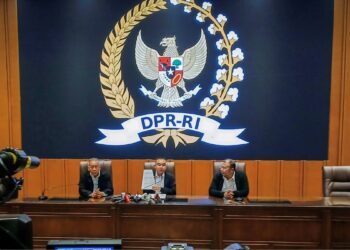 Tiga Wakil Ketua DPR Sufmi Dasco Ahmad (tengah) bersama Saan Mustopa (kiri) dan Cucun Ahmad Syamsurijal (kanan) memberikan keterangan saat konferensi pers keputusan rapat konsultasi pimpinan DPR di Komplek Parlemen, Senayan, Jakarta, Jumat (5/9/2025). Rapat konsultasi DPR memutuskan enam poin, dua di antaranya adalah menyepakati penghentian tunjangan perumahan anggota DPR terhitung sejak 31 Agustus dan anggota DPR yang telah dinonaktifkan oleh partai tidak dibayarkan hak-hak keuangannya. (ANTARA FOTO/Cahya Sari/Bay/nz)