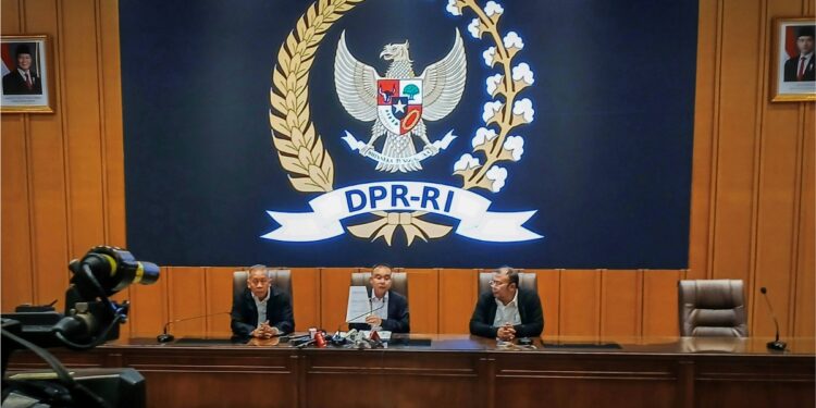 Tiga Wakil Ketua DPR Sufmi Dasco Ahmad (tengah) bersama Saan Mustopa (kiri) dan Cucun Ahmad Syamsurijal (kanan) memberikan keterangan saat konferensi pers keputusan rapat konsultasi pimpinan DPR di Komplek Parlemen, Senayan, Jakarta, Jumat (5/9/2025). Rapat konsultasi DPR memutuskan enam poin, dua di antaranya adalah menyepakati penghentian tunjangan perumahan anggota DPR terhitung sejak 31 Agustus dan anggota DPR yang telah dinonaktifkan oleh partai tidak dibayarkan hak-hak keuangannya. (ANTARA FOTO/Cahya Sari/Bay/nz)