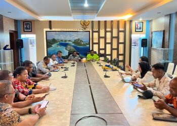 Wakil Gubernur Papua Barat Daya, Ahmad Nausrau (baju kuning) memimpin rapat monitoring dan evaluasi pelaksanan program Makanan Bergizi Gratis di Raja Ampat, Kamis (4/9/2025) (Erfin/MC.Kab.Raja Ampat)