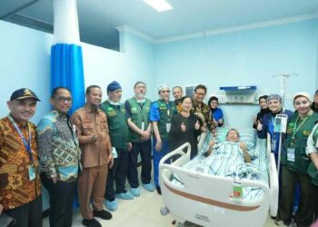 Menkes Budi Gunadi Sadikin saat melakaukan kunjungan ke RSUP Dr. Wahidin Sudirohusodo bersama King Salman Humanitarian Aid dan Relief Center, Makassar. (Foto: Kemenkes)