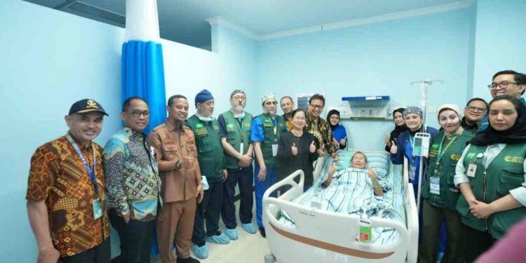 Menkes Budi Gunadi Sadikin saat melakaukan kunjungan ke RSUP Dr. Wahidin Sudirohusodo bersama King Salman Humanitarian Aid dan Relief Center, Makassar. (Foto: Kemenkes)