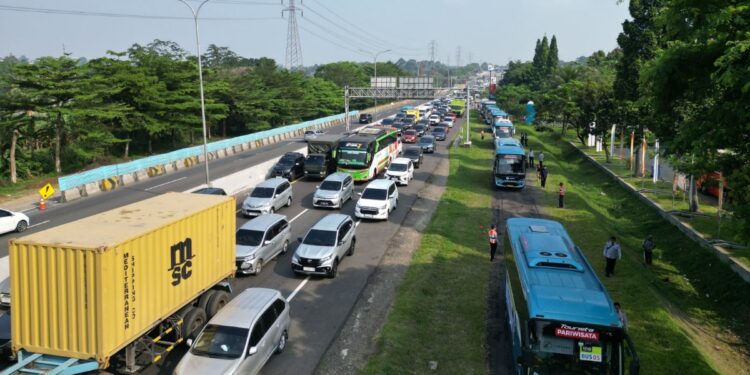 Suasana libur panjang Maulid Nabi Muhammad Saw pada Jumat (5/9/2025) membuat arus lalu lintas di sejumlah titik utama tol keluar Jakarta meningkat signifikan. Meski begitu, Kementerian Perhubungan memastikan kondisi lalu lintas masih terkendali./Foto Humas Kemenhub