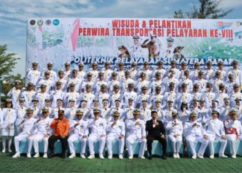 Sorak gembira dan rasa haru mewarnai halaman Politeknik Pelayaran (Poltekpel) Sumatera Barat, Jumat (5/9/2025). Sebanyak 124 mahasiswa resmi dilantik sebagai Perwira Transportasi Laut dalam Wisuda Gelombang II Tahun Akademik 2025. Mereka kini siap mengabdikan diri menjaga keselamatan dan keamanan pelayaran, serta menjadi bagian dari wajah baru SDM maritim Indonesia./Foto Humas Kemenhub