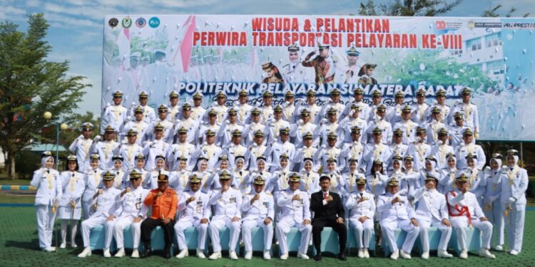 Sorak gembira dan rasa haru mewarnai halaman Politeknik Pelayaran (Poltekpel) Sumatera Barat, Jumat (5/9/2025). Sebanyak 124 mahasiswa resmi dilantik sebagai Perwira Transportasi Laut dalam Wisuda Gelombang II Tahun Akademik 2025. Mereka kini siap mengabdikan diri menjaga keselamatan dan keamanan pelayaran, serta menjadi bagian dari wajah baru SDM maritim Indonesia./Foto Humas Kemenhub