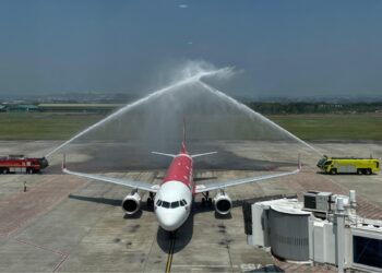 Bandara Jenderal Ahmad Yani Semarang hari ini, Jumat (4/9), resmi melayani penerbangan internasional, dengan ditandai penerbangan perdana AirAsia rute Kuala Lumpur–Semarang. Penerbangan ini akan beroperasi dengan frekuensi tujuh kali dalam seminggu./Foto Humas Kemenhub