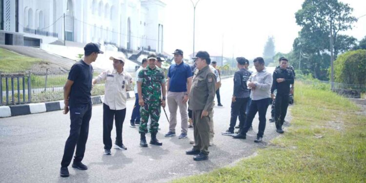 Bupati Nagan Raya, Dr. TR. Keumangan, S.H., M.H., memimpin langsung pelaksanaan gotong royong di Kompleks Perkantoran Suka Makmue, Sabtu (6/9/2025).