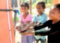 Anak- anak di Desa Kiuola, Kecamatan Noemuti, Kabupaten Timur Tengah Utara, menggunakan air bersih dari sumur bor sumber air bersih yang di bangun oleh BNPB, pada Kamis (28/8/2025)/ Dok. BNPB.