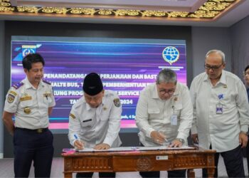 Penandatanganan perjanjian hibah dan Berita Acara Serah Terima (BAST) antara Dirjen Intram Risal Wasal dan Wali Kota Depok Supian Suri di Balai Kota Depok, Kamis (4/9/2025)./Foto Humas Kemenhub