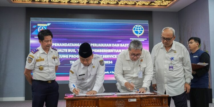 Penandatanganan perjanjian hibah dan Berita Acara Serah Terima (BAST) antara Dirjen Intram Risal Wasal dan Wali Kota Depok Supian Suri di Balai Kota Depok, Kamis (4/9/2025)./Foto Humas Kemenhub