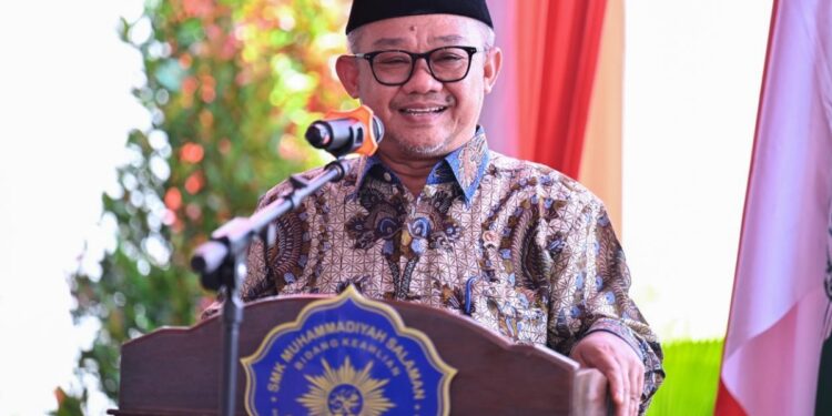 Menteri Pendidikan Dasar dan Menengah (Mendikdasmen) Abdul Mu’ti saat menghadiri peletakan batu pertama pembangunan Kampus 3 SMK Muhammadiyah Salaman, Kabupaten Magelang, Jawa Tengah. (Foto: Dok Kemendikdasmen)