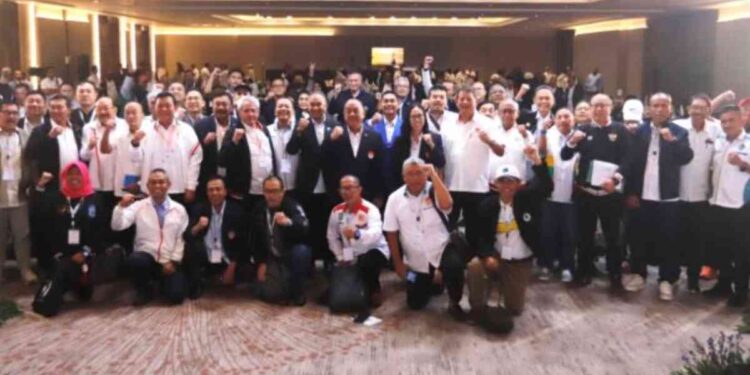 Rapat Kerja Nasional (Rakernas) Komite Olahraga Nasional Indonesia (KONI) Tahun 2025 menghasilkan sejumlah keputusan strategis terkait arah pembinaan olahraga prestasi di Indonesia. Forum yang berlangsung dalam rangkaian Indonesia Sport Synergy Summit (ISSS) itu ditutup resmi ditutup Ketua Umum KONI Pusat, Marciano Norman, di Jakarta International Convention Center (JICC) Senayan, Sabtu (6/9/2025). (Foto Humas KONI Pusat)