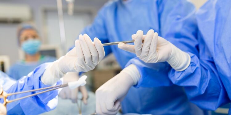 Ilustrasi tindakan medis dokter spesialis. (Foto: Kemenkes)