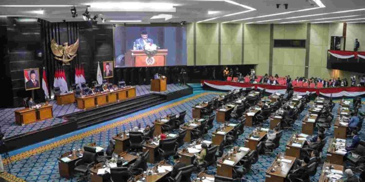 Rapat paripurna membahas Raperda APBD 2026 dan Perubahan Status PAM Jayadi Gedung DPRD DKI Jakarta, Senin (8/9/2025). (Foto: Pemprov DKi Jakarta)